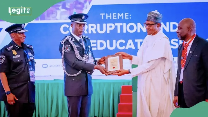 Réputé pour avoir rejeté un pot-de-vin de 200 000 $ : un policier nigérian adopte l'islam