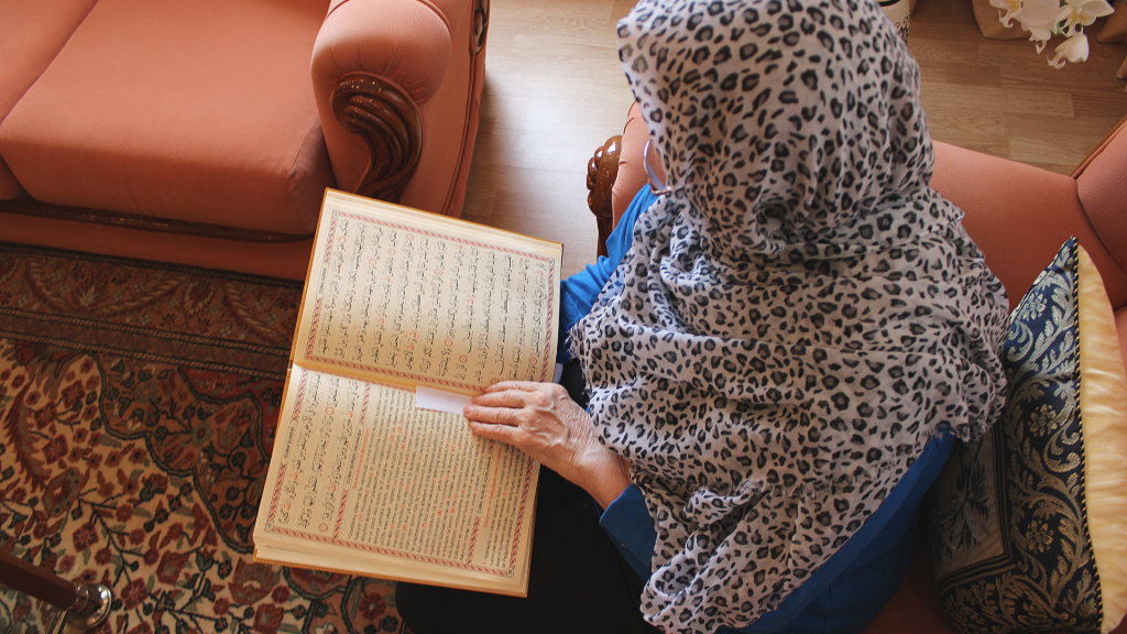 Pouvons-nous réciter le Coran sans déplacer la langue?