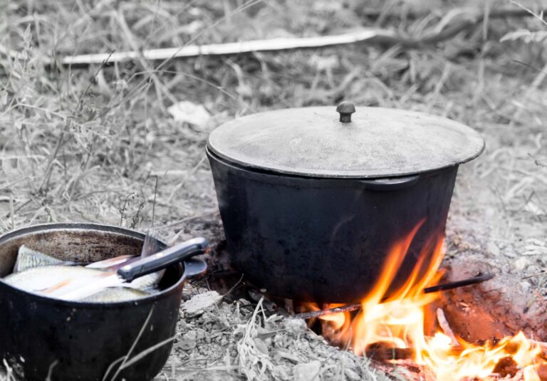 Umar aide la pauvre femme à cuisiner sa nourriture