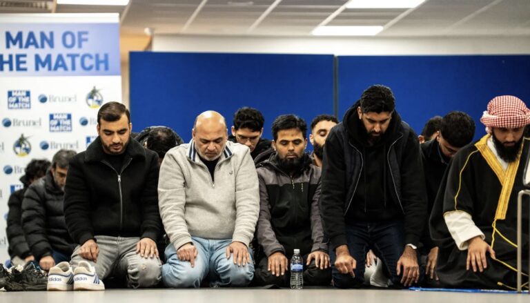 Le Bristol Rovers Club accueille tout d'abord Grand Iftar au Memorial Stadium