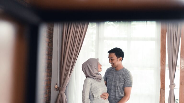 Montrant de l'affection entre les parents devant les enfants, ok?