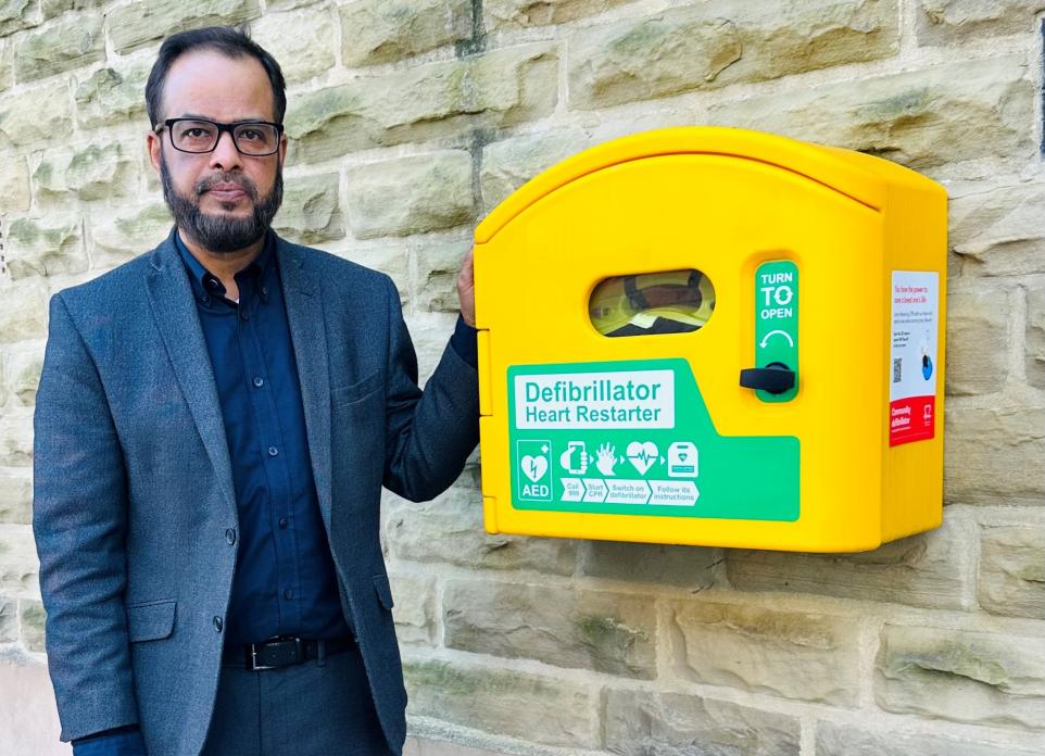 Le défibrillateur sauve la vie de l'homme après avoir été installé au centre islamique