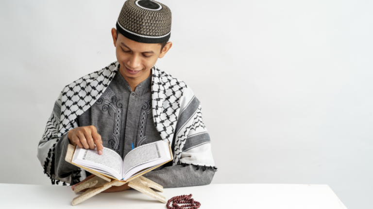 Pouvez-vous lire le Coran en étant allongé?