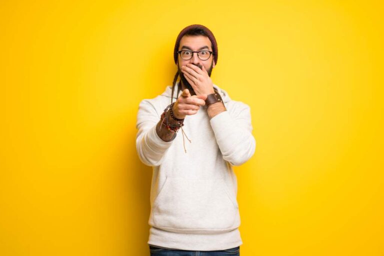 Les amis se moquent de moi et de ma mère