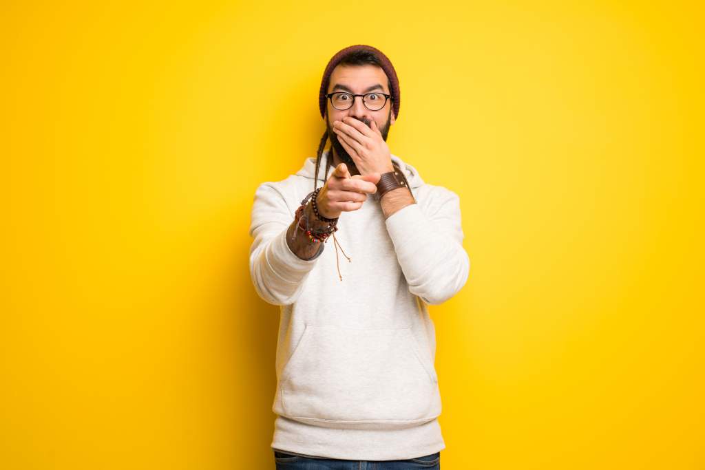 Les amis se moquent de moi et de ma mère