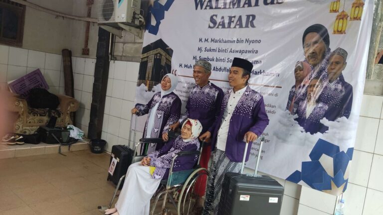 À 109, grand-mère Sumbuk devient le plus ancien pèlerin d'Indonésie en 2025