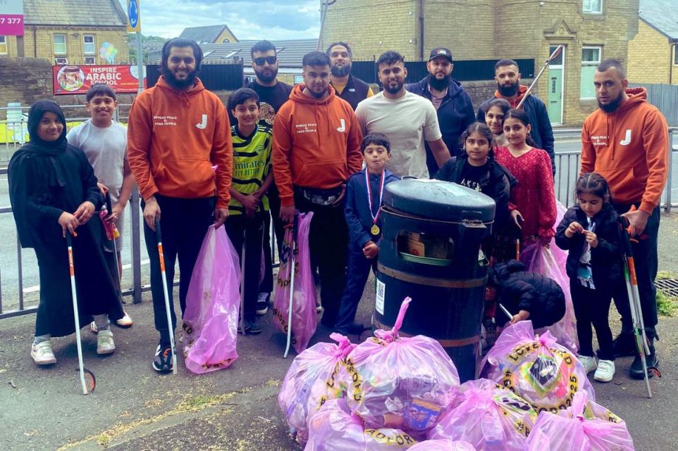 La mosquée Bradford lance un lecteur de nettoyage mensuel pour la communauté