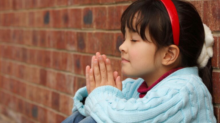 Maintenant, il ne me laissera pas emmener nos enfants à l'église, malgré sa promesse