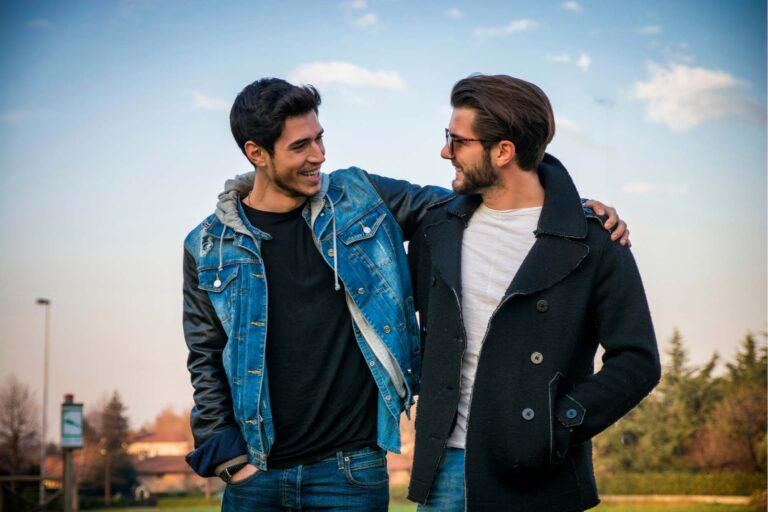 Il montre de l'affection à ses amis masculins, est-ce normal?