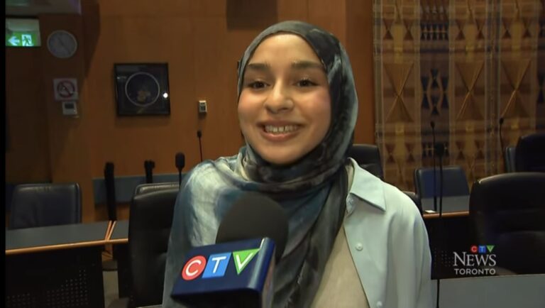 Adolescent musulman parmi les meilleurs réalisateurs du district de Toronto en marquant 100% en 12e année
