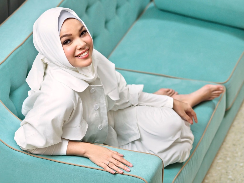 Comment une femme devrait-elle gérer la couverture en été?