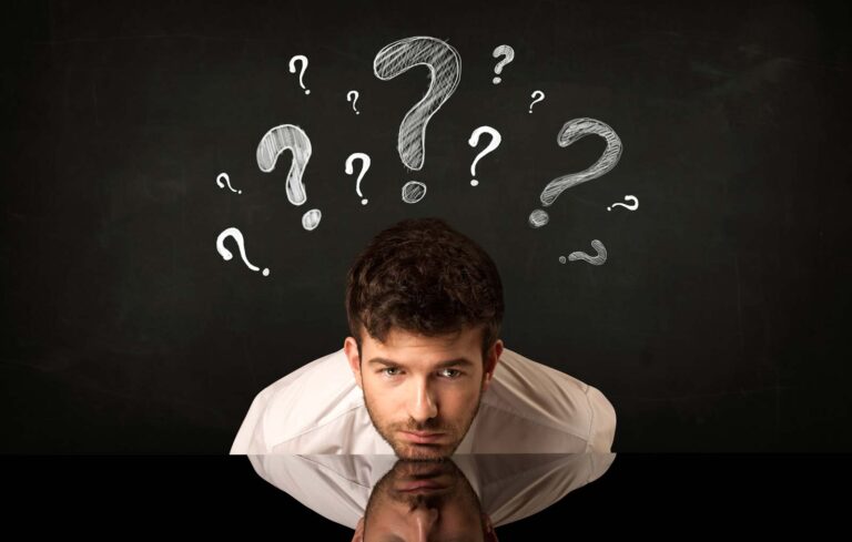 Pourquoi les pensées sombres me viennent-elles en priant?