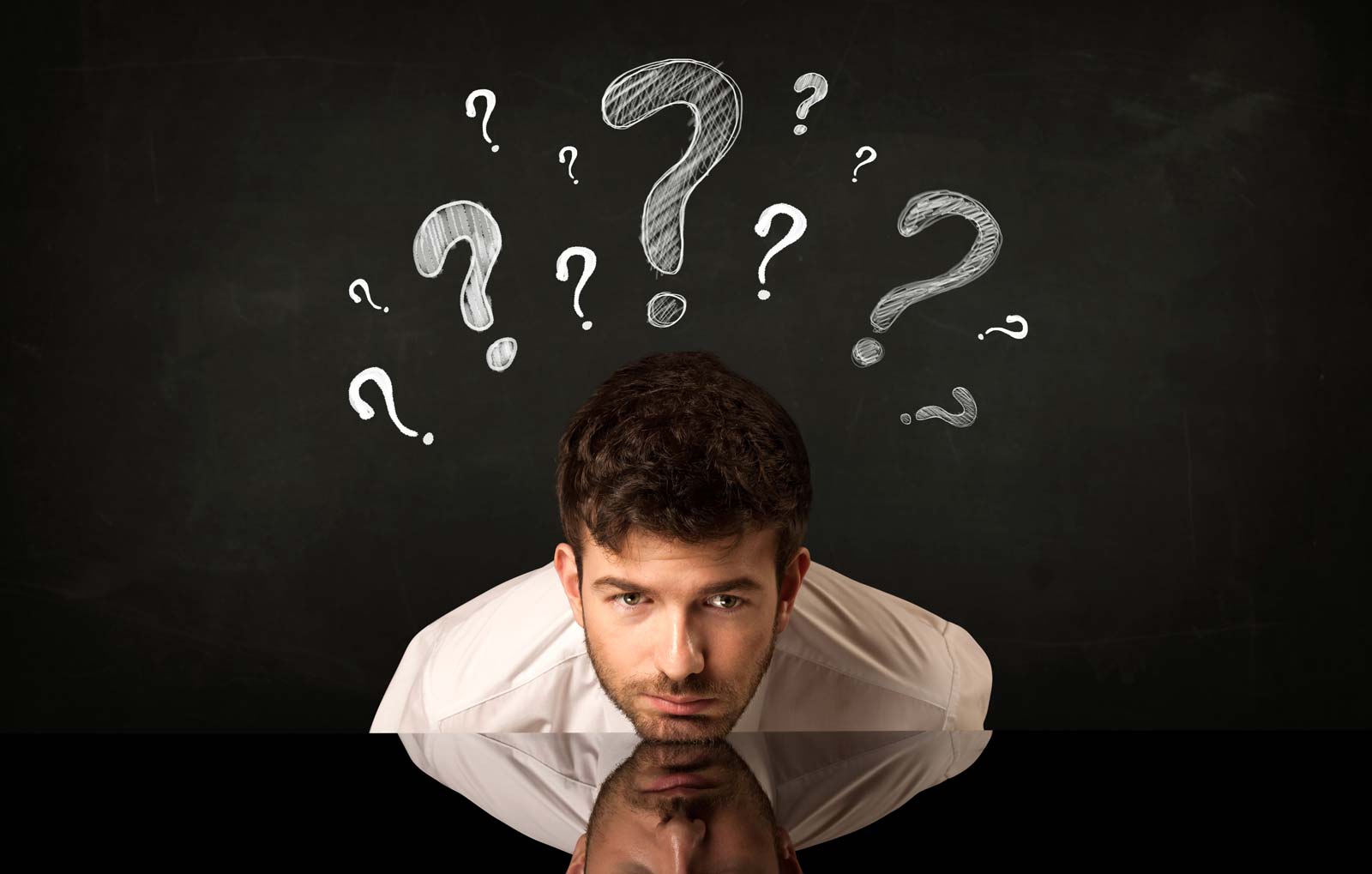 Pourquoi les pensées sombres me viennent-elles en priant?