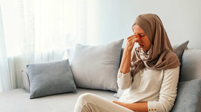 Emprisonnée dans la maison de mon mari, ma famille me manque