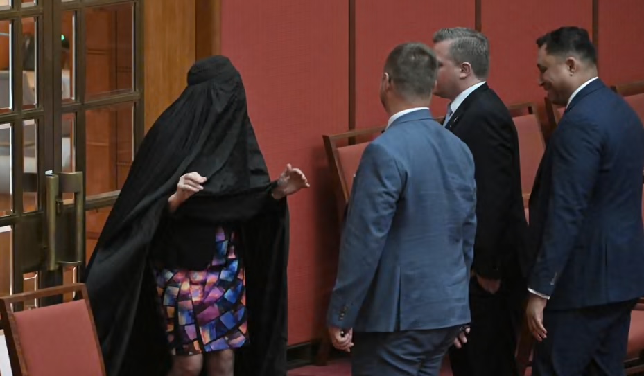 Les sénateurs musulmans australiens condamnent le coup de Burka de Pauline Hanson au Parlement