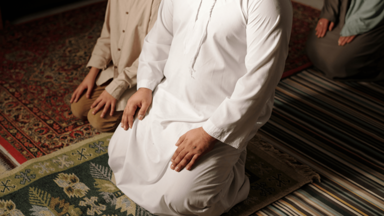 Urgence à Salah : pouvez-vous arrêter la prière d'un autre pour aider ?