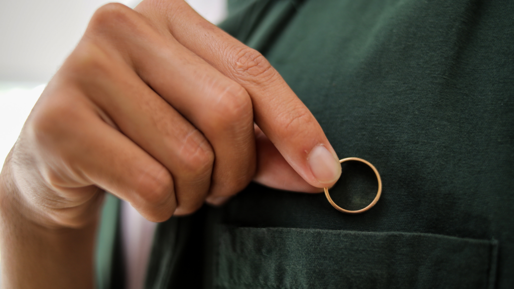 Comment une femme doit-elle agir lorsque son mariage est gardé secret ?