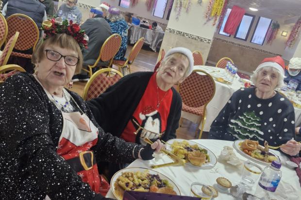 La mosquée de Bradford organise un déjeuner de Noël pour les personnes âgées