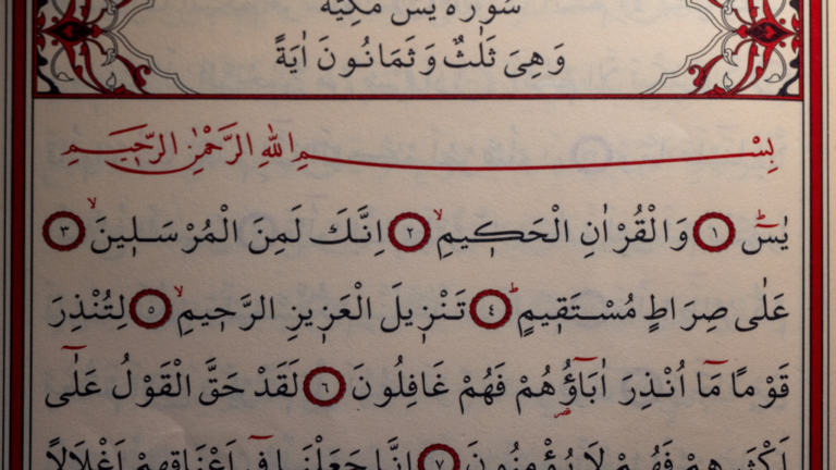 Pourquoi le Coran omet-il parfois la réponse du peuple ?