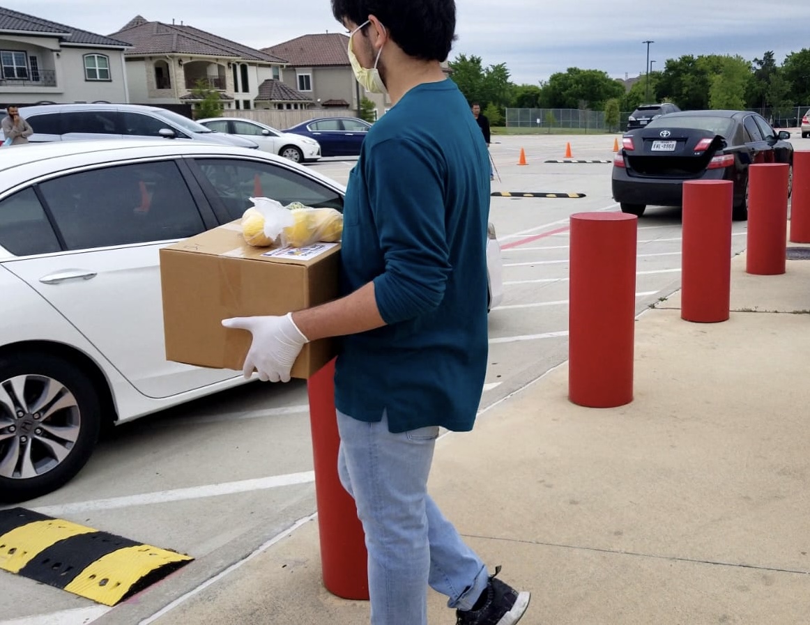 Une mosquée du Texas nourrit la communauté alors que se déroule une manifestation anti-musulmane