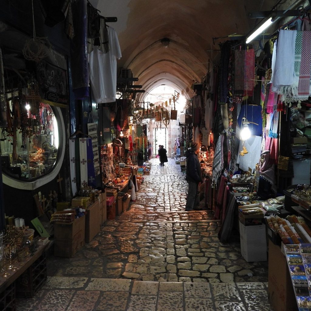 Quartier musulmanLe quartier musulman est le plus grand et le plus peuplé des quatre quartiers et est situé dans le coin nord-est de la vieille ville, s'étendant de la Porte des Lions à l'est, le long du mur nord de la mosquée Al-Aqsa au sud, jusqu'à la route Mur Bouraq – Porte de Damas à l'ouest. Quartier musulmanLe quartier musulman est le plus grand et le plus peuplé des quatre quartiers et est situé dans le coin nord-est de la vieille ville, s'étendant de la Porte des Lions à l'est, le long du mur nord de la mosquée Al-Aqsa au sud, jusqu'à la route Mur Bouraq – Porte de Damas à l'ouest.