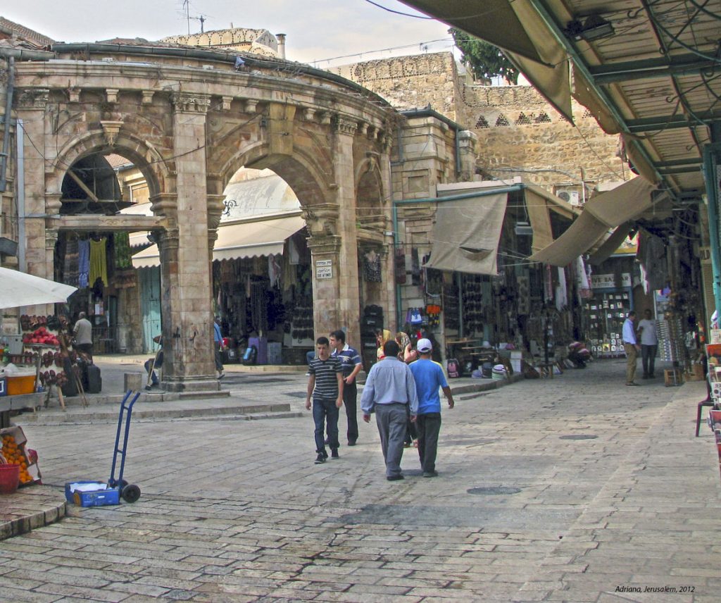 Quartier chrétienLe quartier chrétien est situé dans le coin nord-ouest de la vieille ville, s'étendant de la nouvelle porte au nord, le long du mur Buraq de la vieille ville jusqu'à la porte de Jaffa, le long de la route Porte de Jaffa – Mur de Buraq au sud. Quartier chrétienLe quartier chrétien est situé dans le coin nord-ouest de la vieille ville, s'étendant de la nouvelle porte au nord, le long du mur Buraq de la vieille ville jusqu'à la porte de Jaffa, le long de la route Porte de Jaffa – Mur de Buraq au sud.