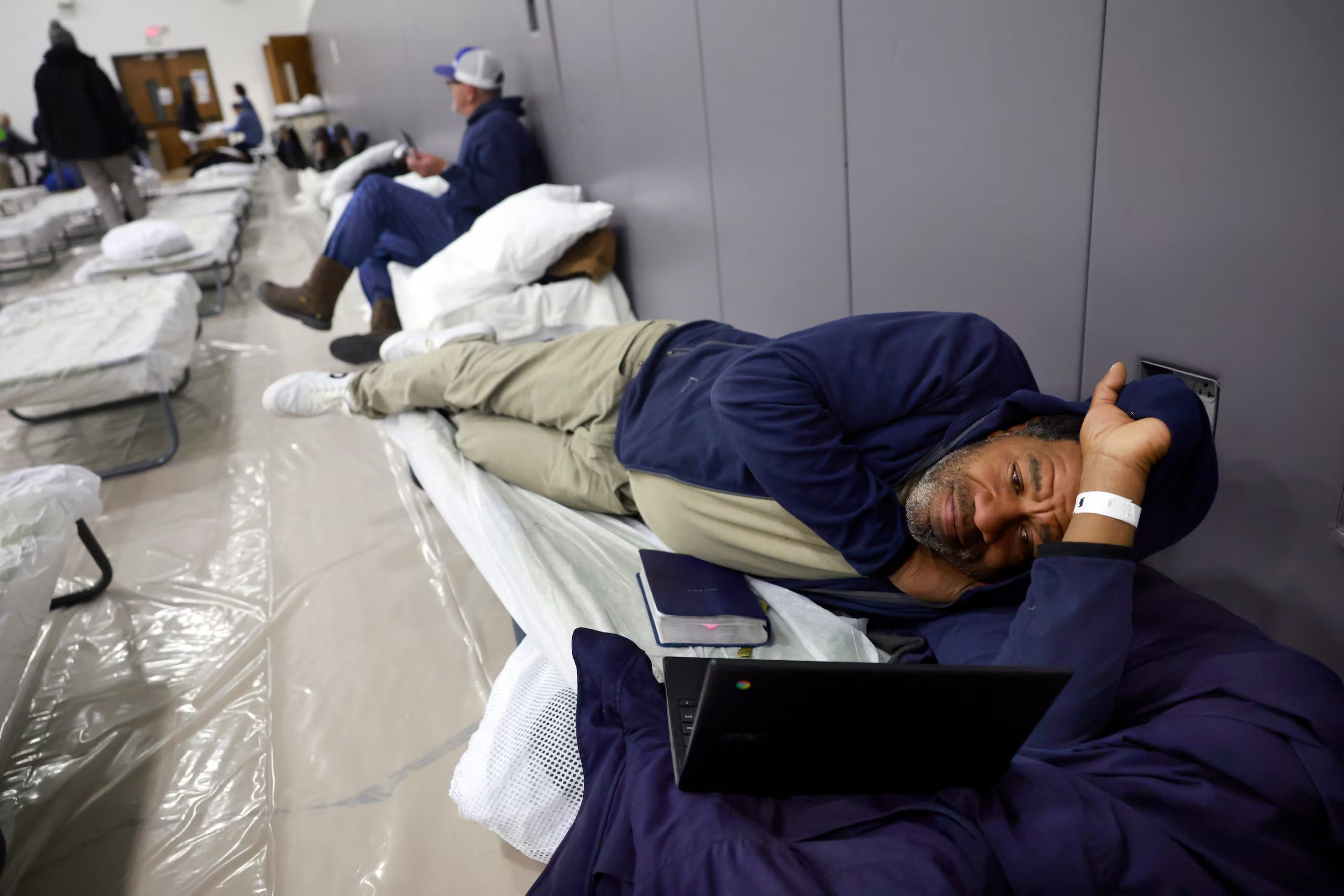 Alors que la tempête hivernale frappe le Texas, une mosquée ouvre les portes aux sans-abri