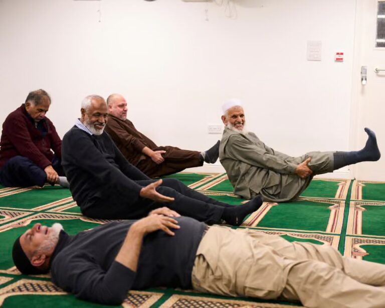 Dans les mosquées de Bradford, le Pilates aide les hommes à vieillir ensemble en meilleure santé

