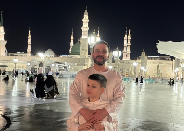 Le message d'amour et de solidarité d'un enfant autiste britannique parvient à Médine