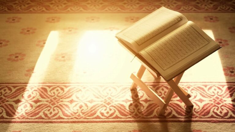 4 façons de s'engager avec le Coran pendant le Ramadan

