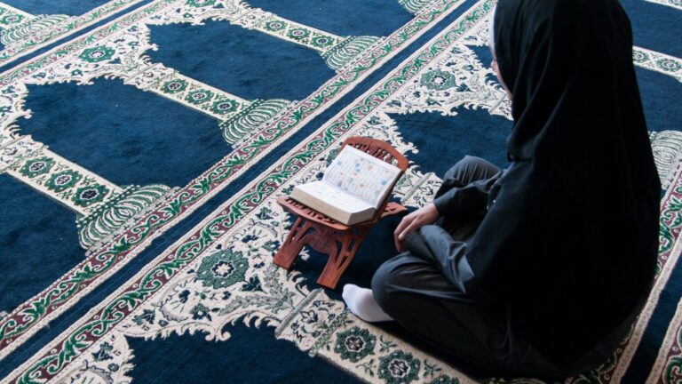 Les femmes peuvent-elles pratiquer le I`tikaf pendant une courte période ?


