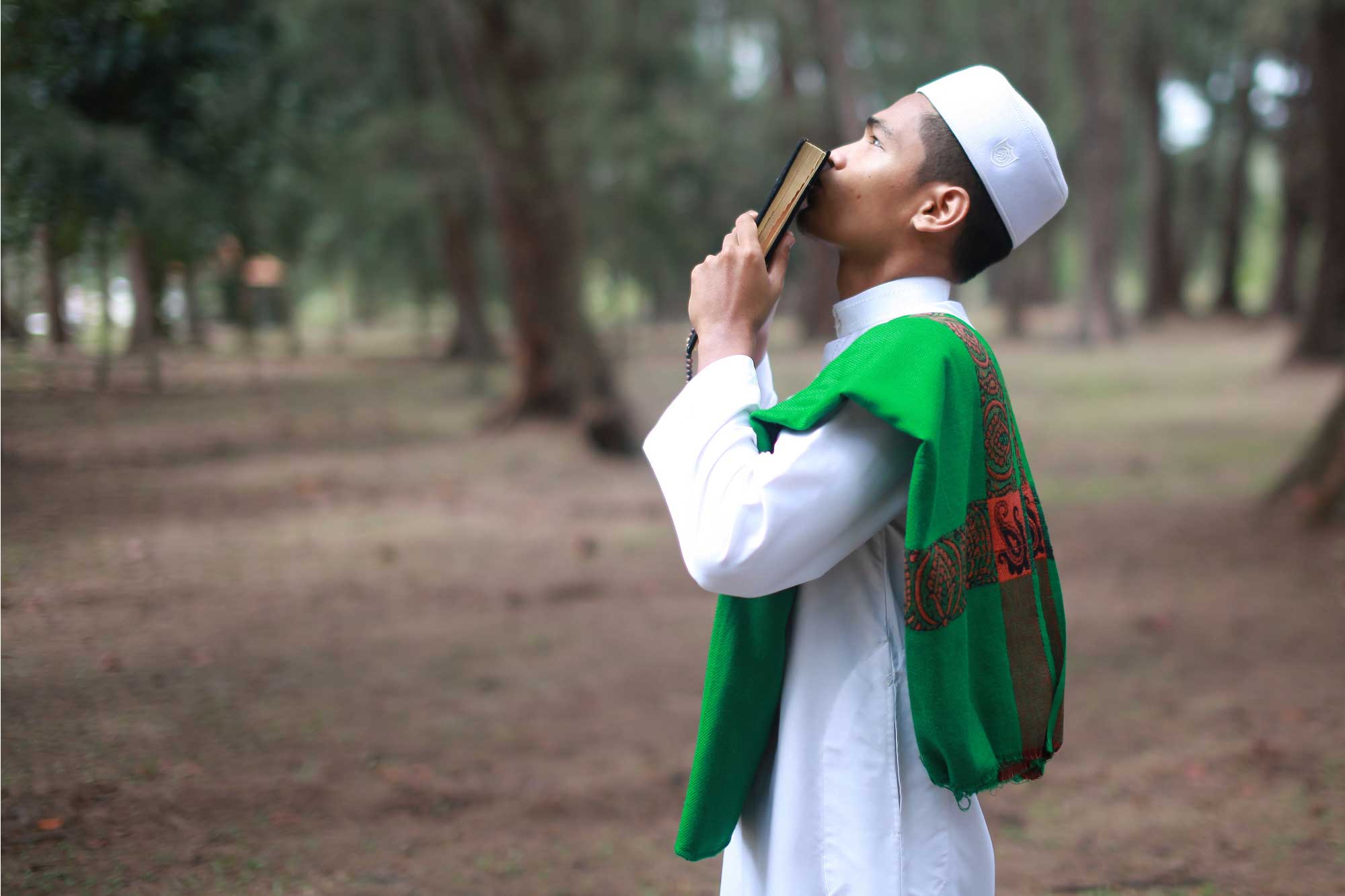 Embrasser le Coran est-il bidah ?