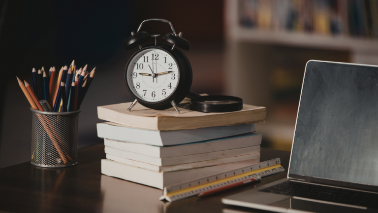 Est-il halal de pointer avant l’ouverture des travaux ?

