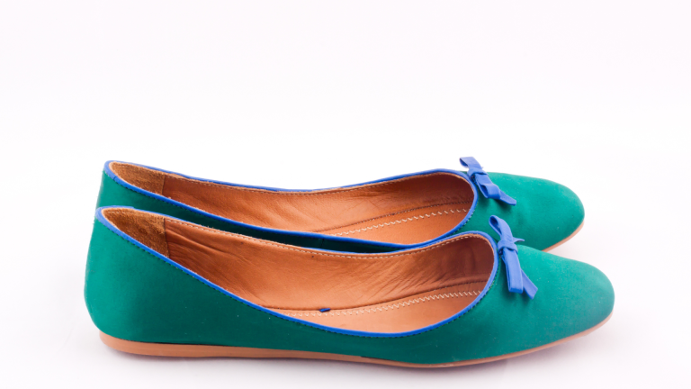 Une femme musulmane peut-elle porter des chaussures plates sans chaussettes ?

