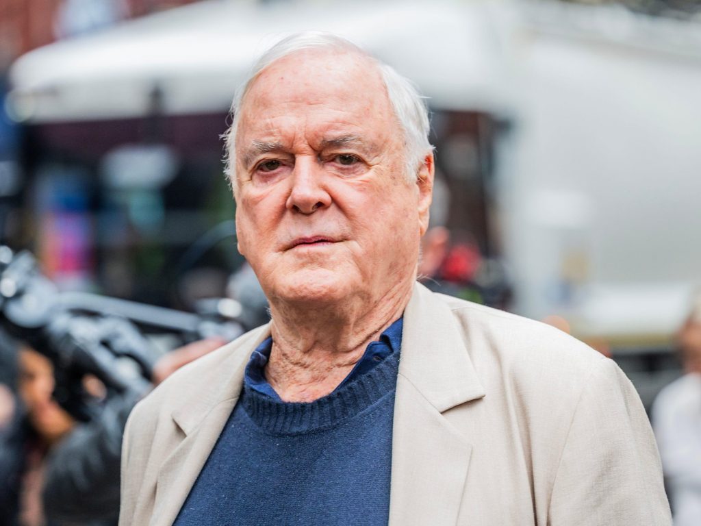 Pourquoi le comédien islamophobe John Cleese devrait être déplatformé