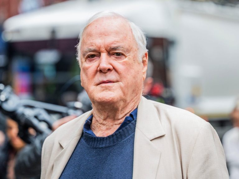 Pourquoi le comédien islamophobe John Cleese devrait être déplatformé