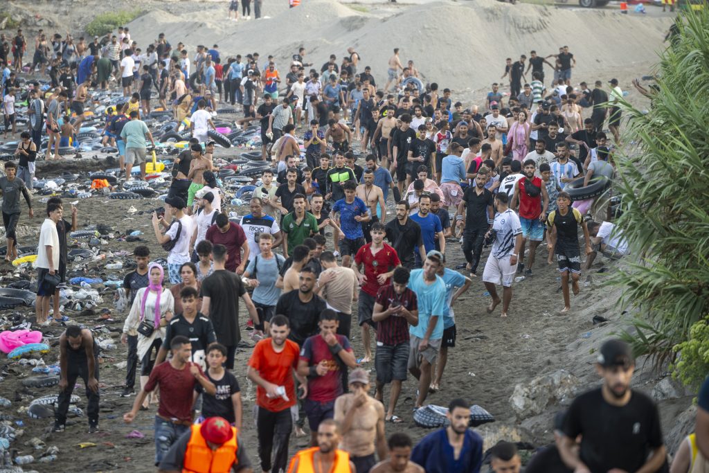 L&rsquo;Espagne mobilise son armée alors que plus de 49 000 migrants en provenance du Maroc submergent Ceuta