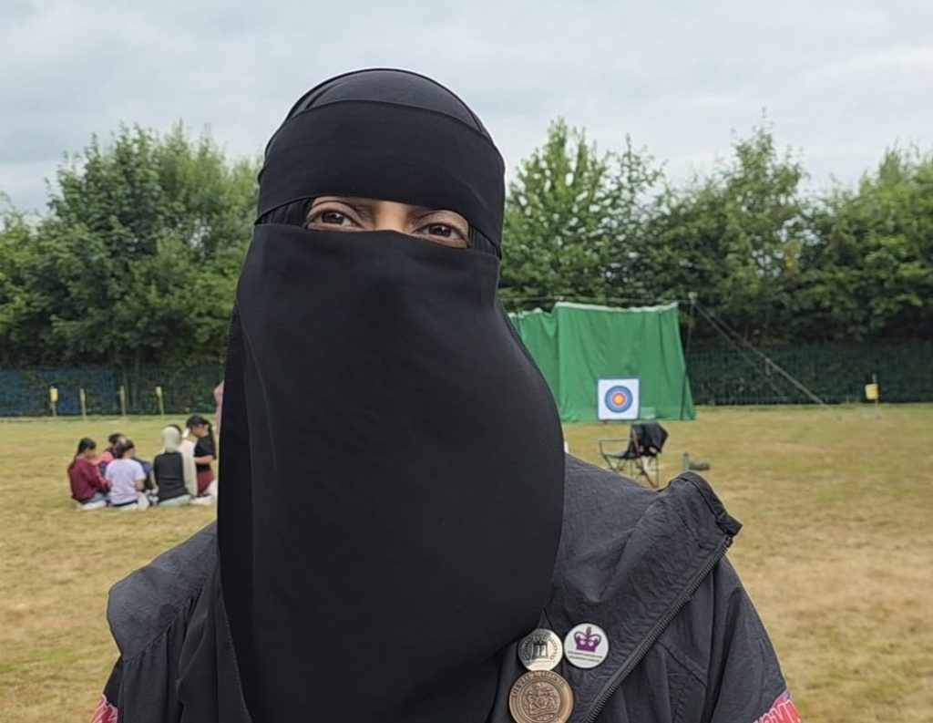 Une animatrice musulmane s’engage à continuer à autonomiser les femmes malgré la réaction de l’extrême droite sur le niqab