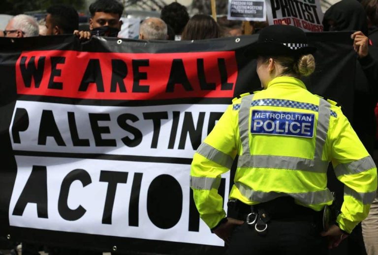 Les manifestants des « Barclays Five » liés à Palestine Action ne sont pas des terroristes, selon un tribunal