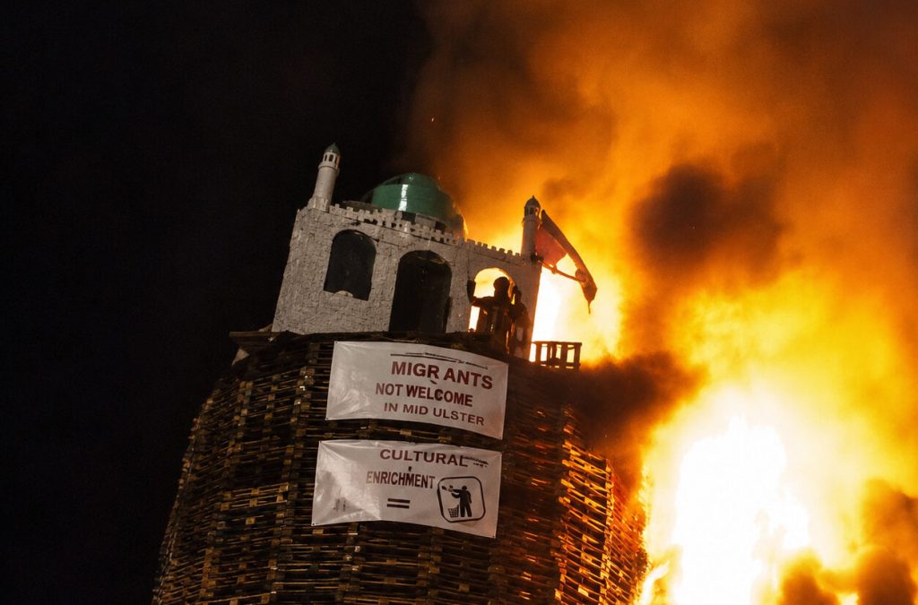 Irlande du Nord : cinq hommes arrêtés pour un incendie de joie dans une mosquée