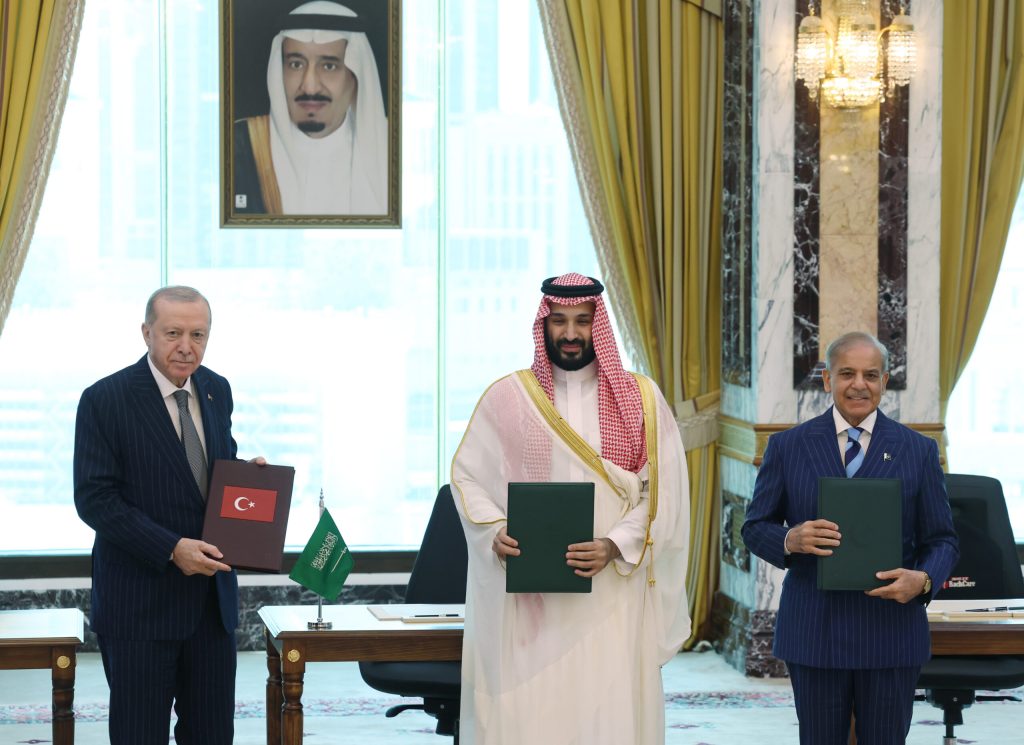 La Turquie, l&rsquo;Arabie Saoudite et le Pakistan signent un accord de défense commune lors du sommet de La Mecque