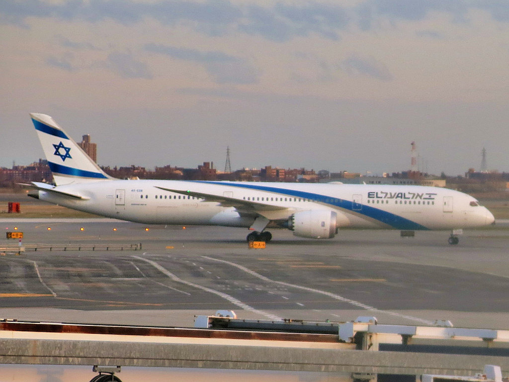 Fichier : Boeing 787-9 Dreamliner 4X-EDB d'El Al Israel Airlines circulant à l'aéroport JFK.jpg - Wikimedia Commons