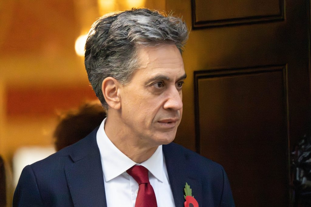 Le Royaume-Uni sanctionne les colons israéliens mais Miliband déclare son soutien « inébranlable » à Israël