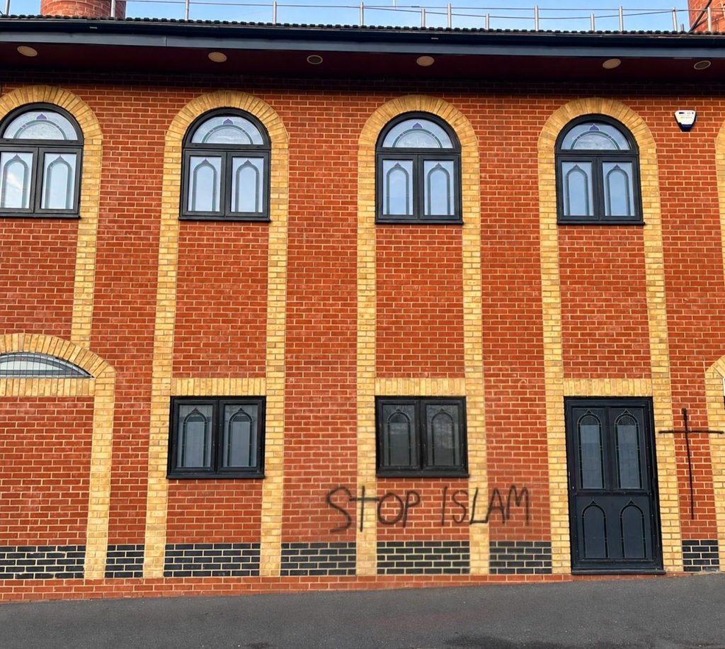 Un homme inculpé pour une série d&rsquo;attaques de graffitis islamophobes dans l&rsquo;est de Londres