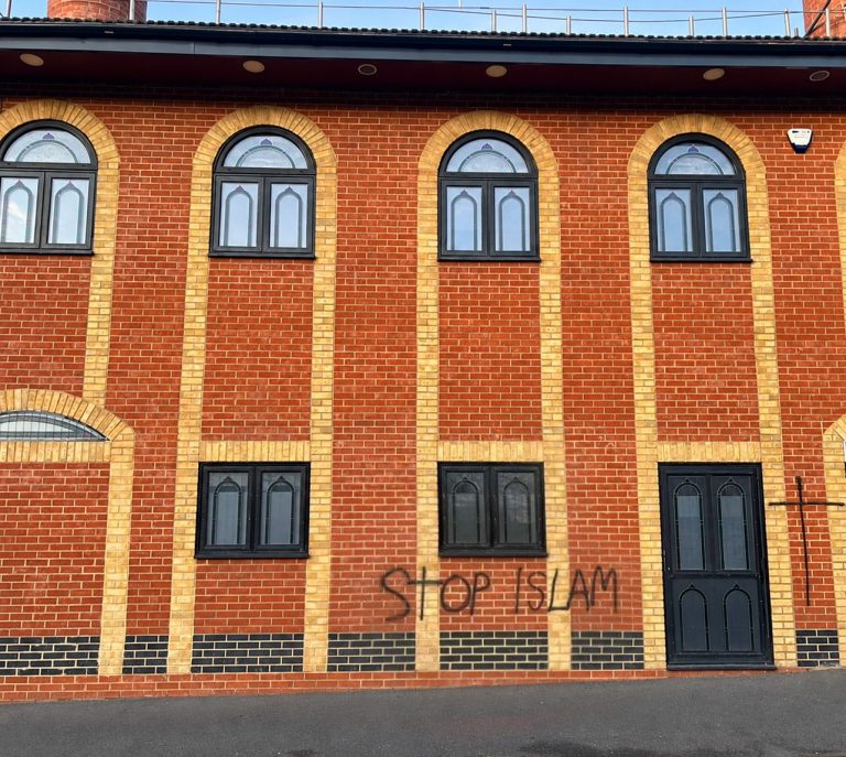 Un homme inculpé pour une série d&rsquo;attaques de graffitis islamophobes dans l&rsquo;est de Londres