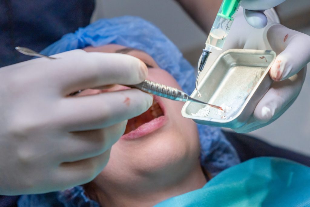 Les patients musulmans risquent de recevoir des os de porc ou d&rsquo;autres animaux dans des implants dentaires sans le savoir, prévient un rapport