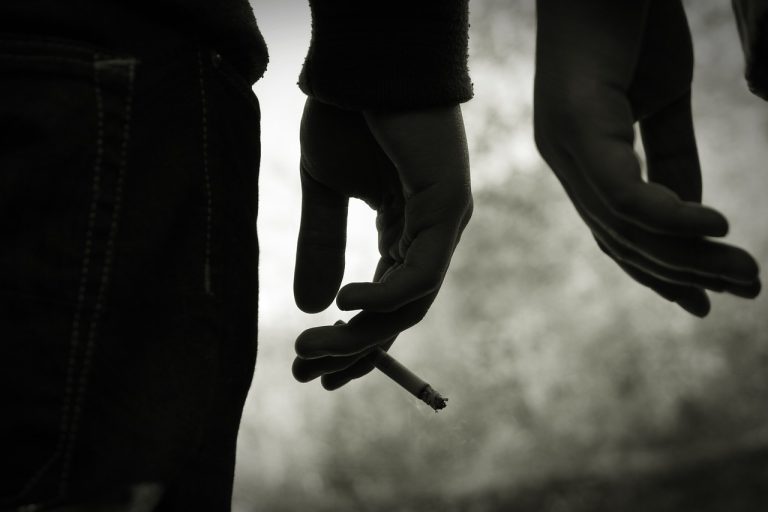 Comment élever des adolescents musulmans dans un monde de pornographie et de drogue
                                

