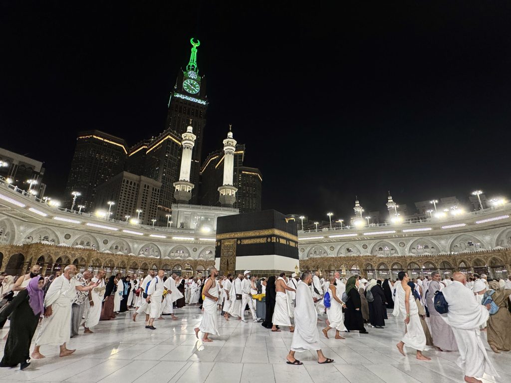 Deux personnes arrêtées pour une fraude présumée au Hajj de 100 000 £ ciblant des musulmans âgés de Birmingham