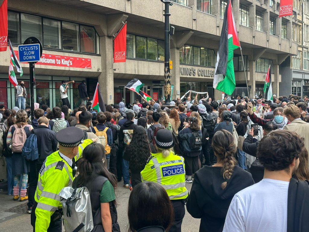Des universités britanniques accusées d’avoir réduit au silence les étudiants pro-palestiniens dans un rapport accablant d’Amnesty