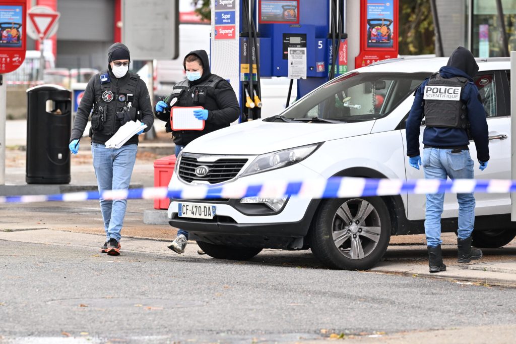 Attaque terroriste islamophobe présumée après qu&rsquo;un homme armé ait tué un homme et en a blessé plusieurs près de Paris